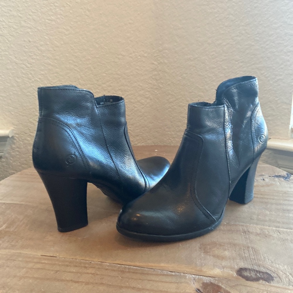 Born, size 7, black, block hills, leather upper, ankle boots
